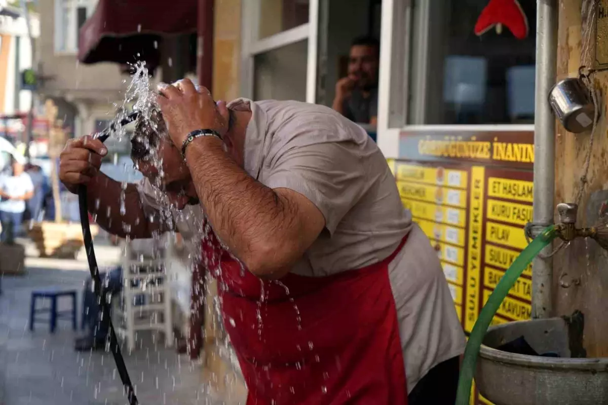 Bayburt’ta Lokantacı Hortumla Serinliyor