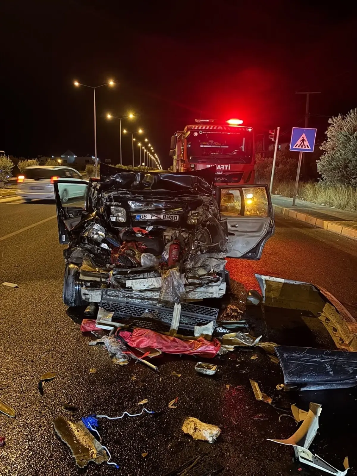 Edremit’te Kamyon, Otomobile Çarptı: 3 Yaralı