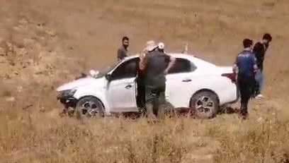Erzurum’da otomobil tarlaya uçtu