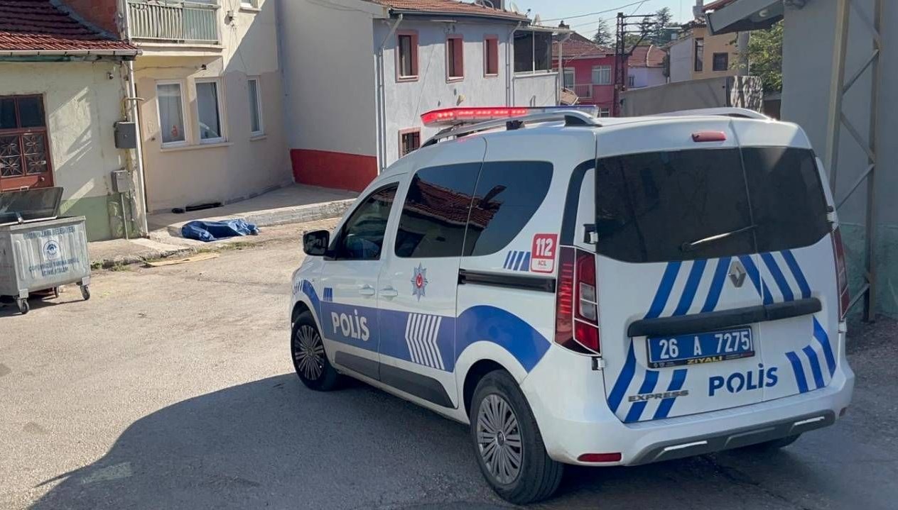 Eskişehir’de şüpheli ölüm: Yaşadığı evin önünde ölü bulundu