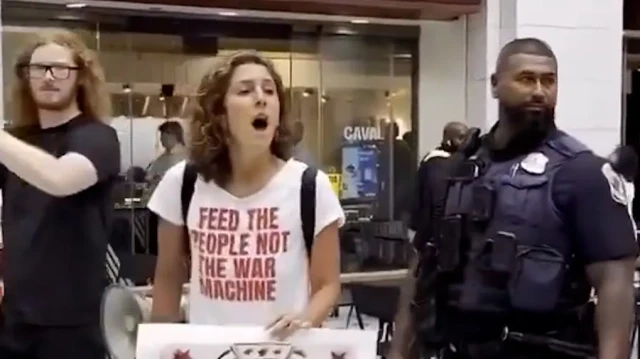 İsrail yanlısı ABD Savunma Bakanı Hegseth’e soğuk duş: Filistin yanlıları tarafından protesto edildi