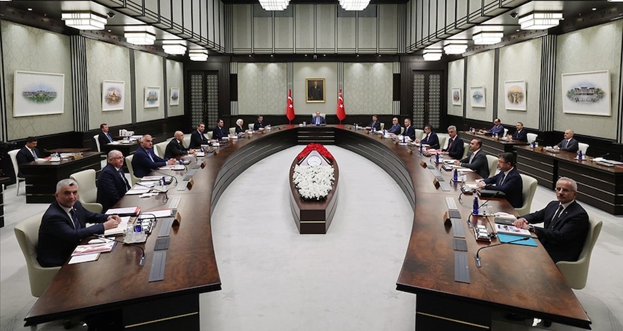 Kabine Ahlat’ta toplanıyor