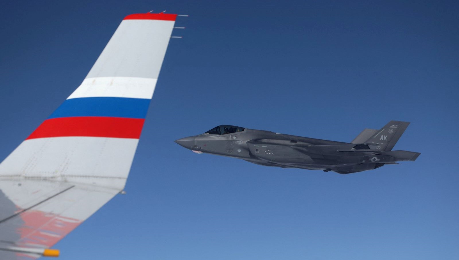 Putin’i Amerikan F-22’leri yolcu etti