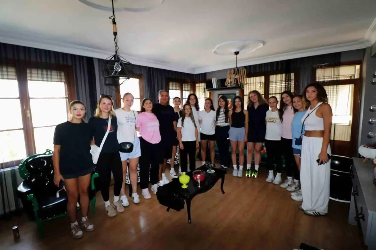 Turgutlu Belediyesi Kadın Voleybol Takımı Sezon Öncesi Diyetisyen Kontrolünden Geçti