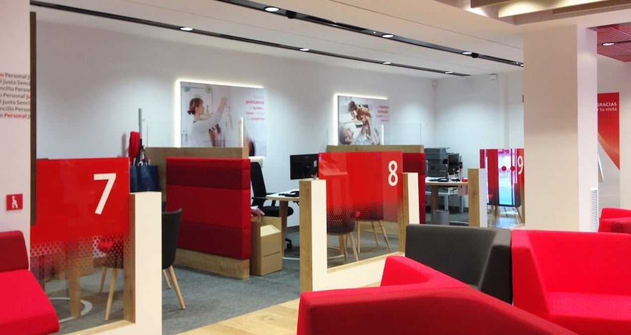 Ünlü banka çalışma saatlerini azaltıp 2 bin kişiyi işten çıkarıyor