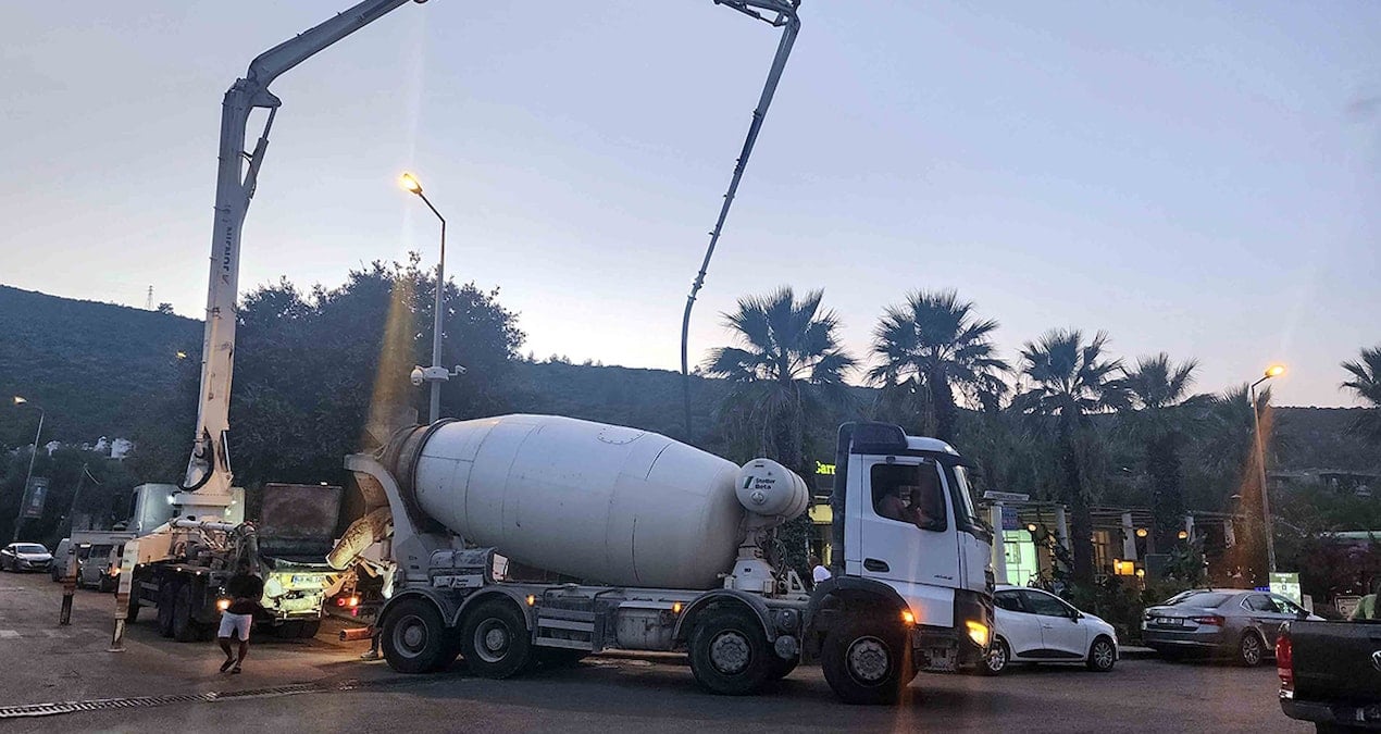 yasagi takan yok bakan ersoyun bes yildiz otelinin onunde beton doktuler FFBOJWUn