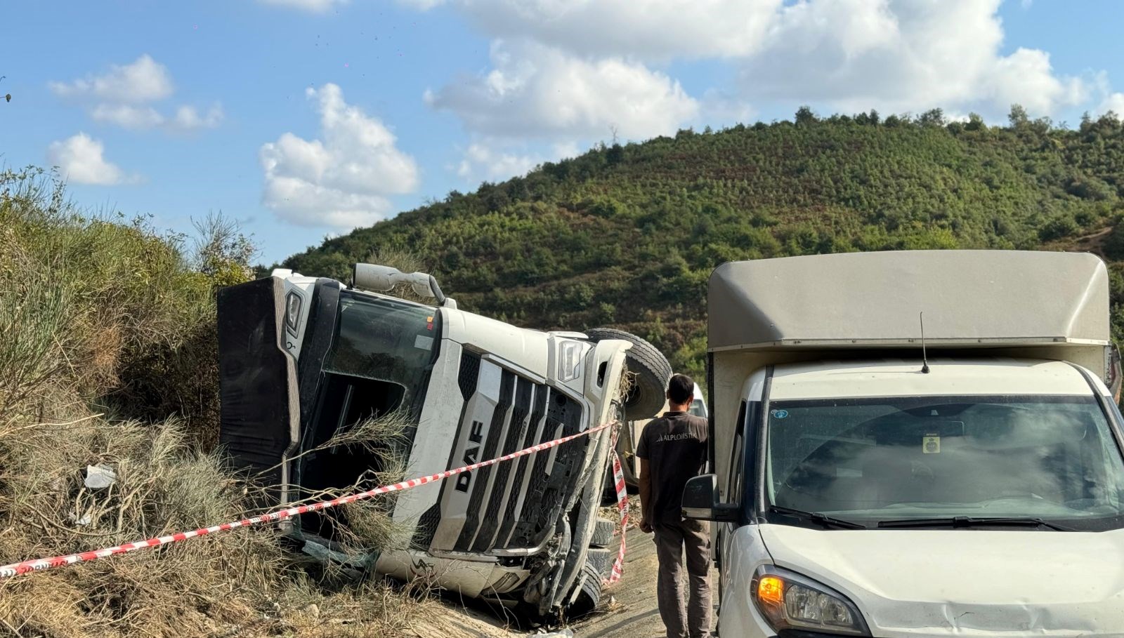 arnavutkoyde hafriyat kamyonu devrildi HTtKmbdX