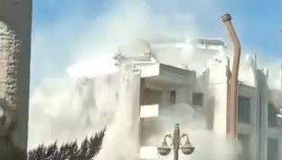 Hatay’da yıkım: Dokuz katlı bina iş makinesiyle yıkıldı