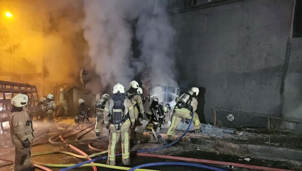 Kağıthane’de 5 katlı binada yangın