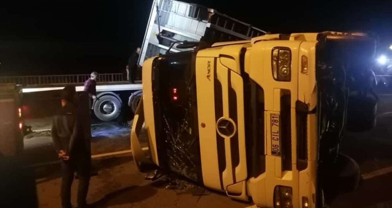Karadeniz Sahil Yolu’nda TIR devrildi