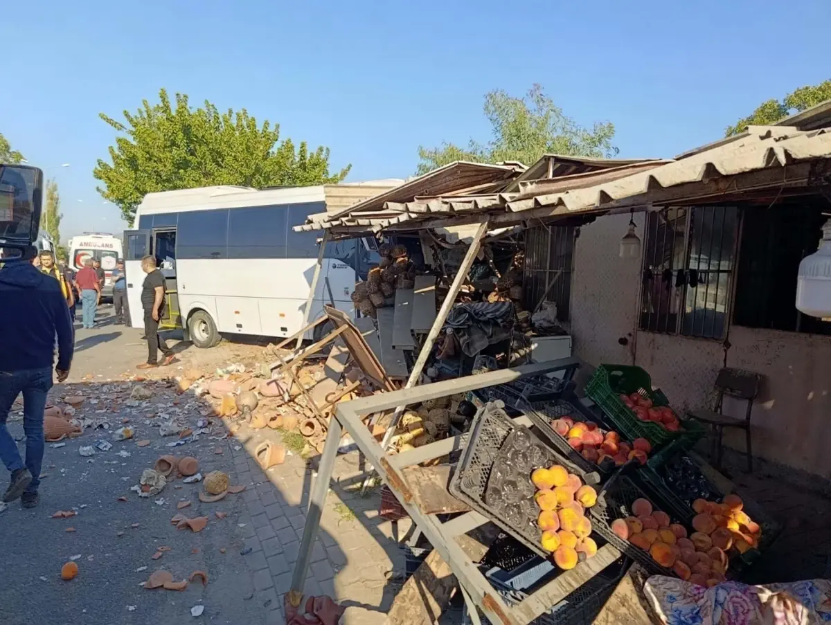 Öğrenci Servisi Kaza Yaptı