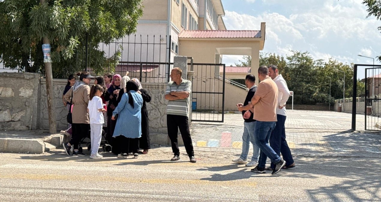 Okulda dehşet anları! Okula girip 2 öğretmeni bıçakladı