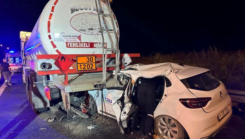 TAG Otoyolu’nda kaza: Otomobil, tankere çarptı