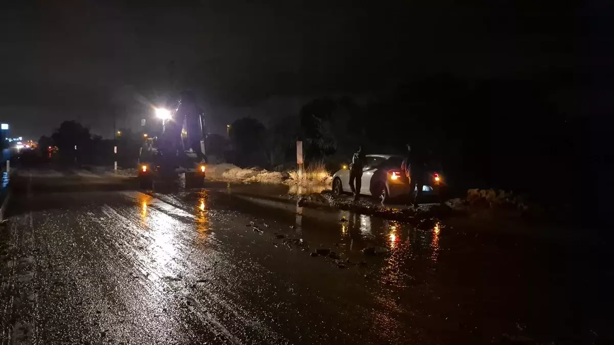Aydın’da Sel ve Çamur Trafiği Etkiledi