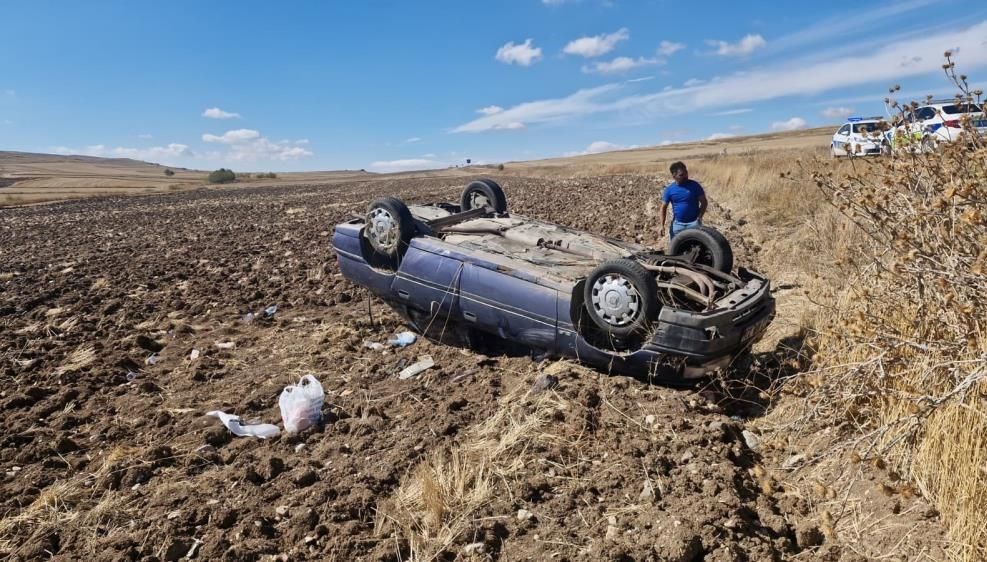 Çorum’da otomobil tarlaya devrildi