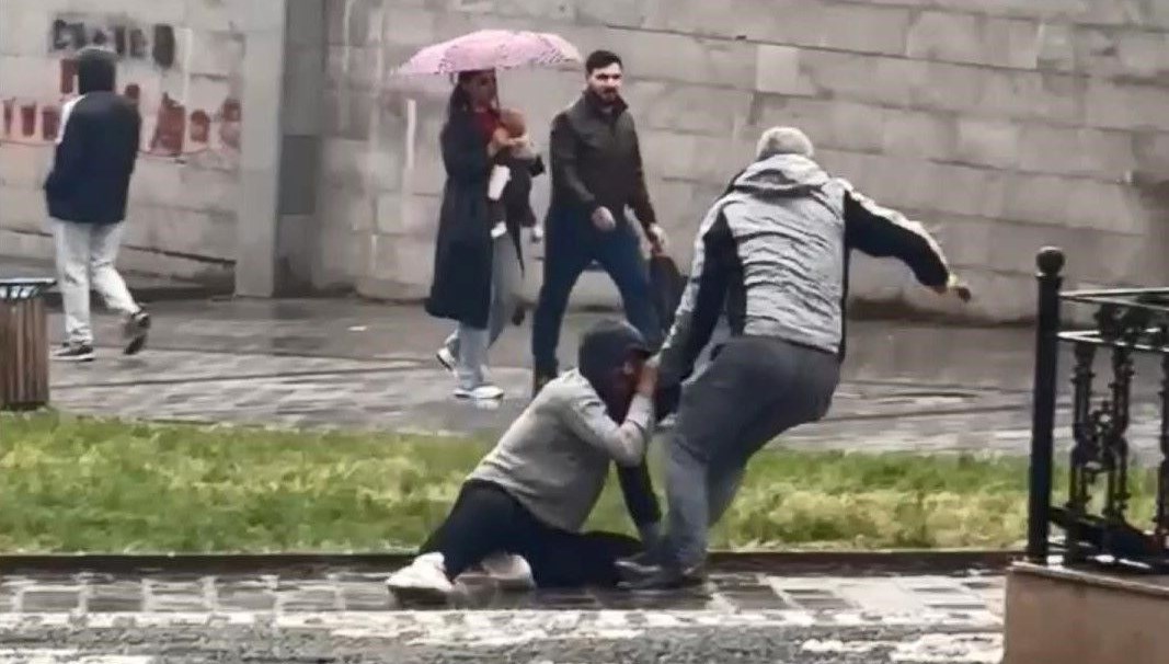 Gaziosmanpaşa’da sokak ortasında kavga: Kaldırım taşıyla dövdü