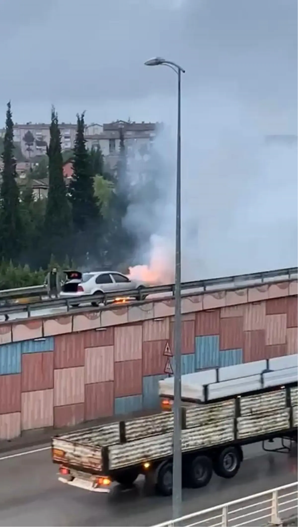 Karabük’te Seyir Halindeki Otomobilde Yangın Çıktı