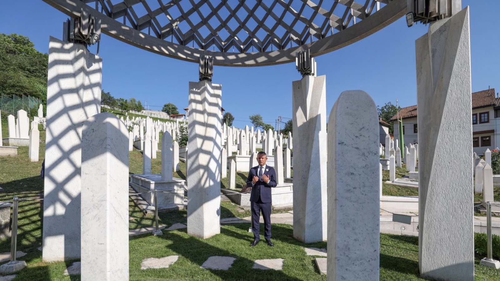 Özel, Aliya İzzetbegoviç’i andı: Düşünceyle siyaseti, inançla adaleti buluşturabilen ender liderlerdendi