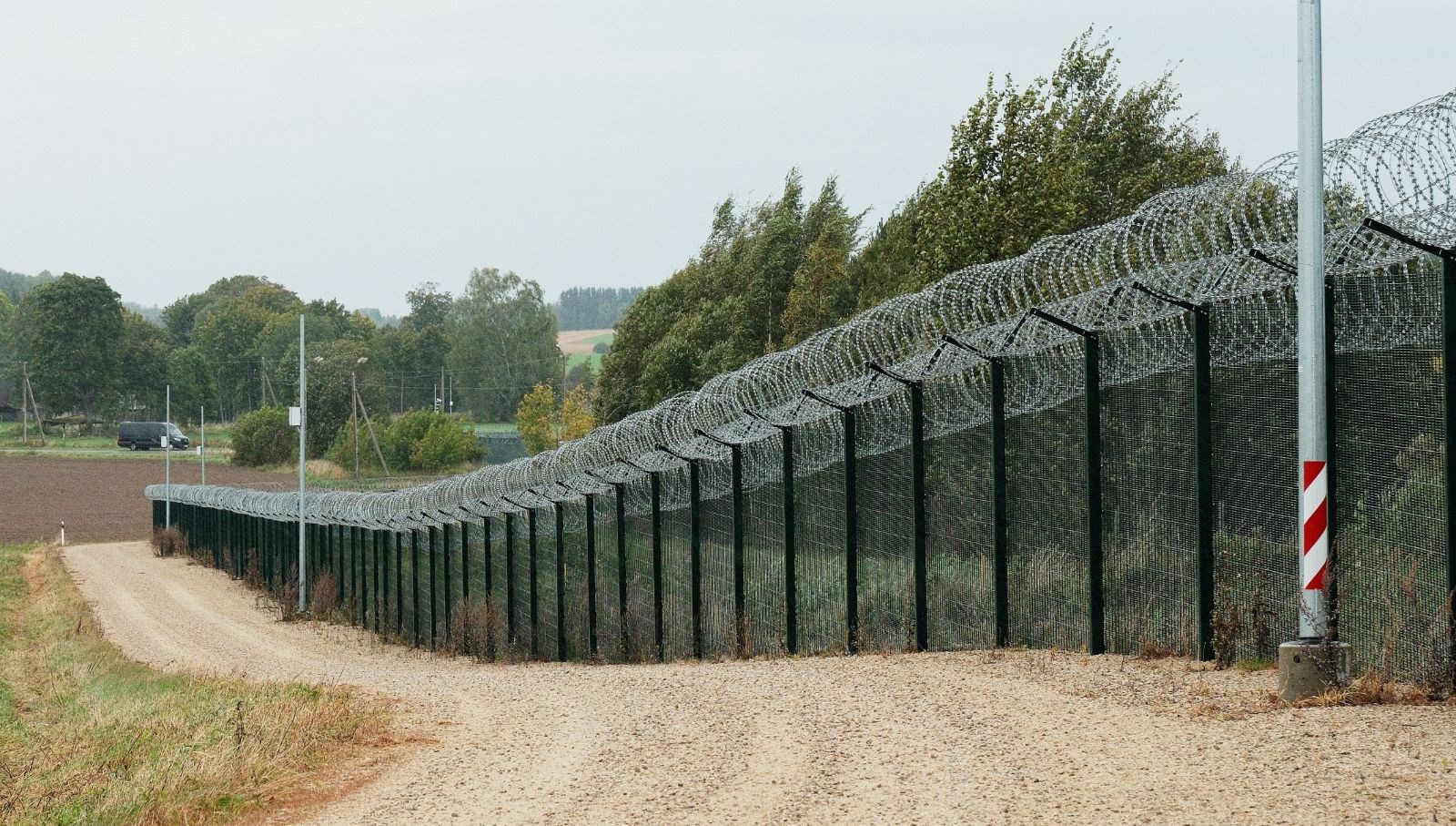 Sınırda silahlı Rus askerleri görüldü: Estonya yolu kapattı