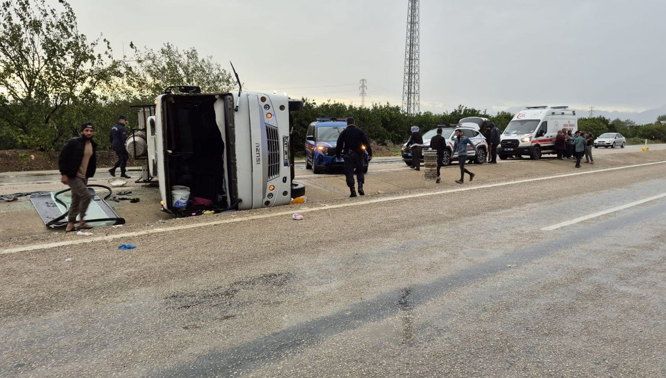 Tarım işçilerini taşıyan midibüs devrildi: 11 yaralı