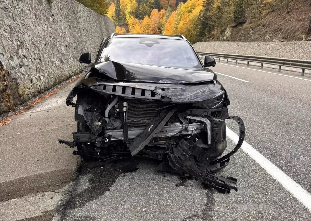 boluda elektrikli otomobil kazasi surucu yaralanmadi SHyqHGjc.jpg