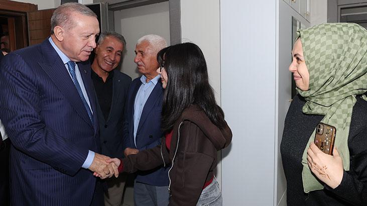 Cumhurbaşkanı Erdoğan’dan Adıyaman’da depremzede aileye sürpriz ziyaret