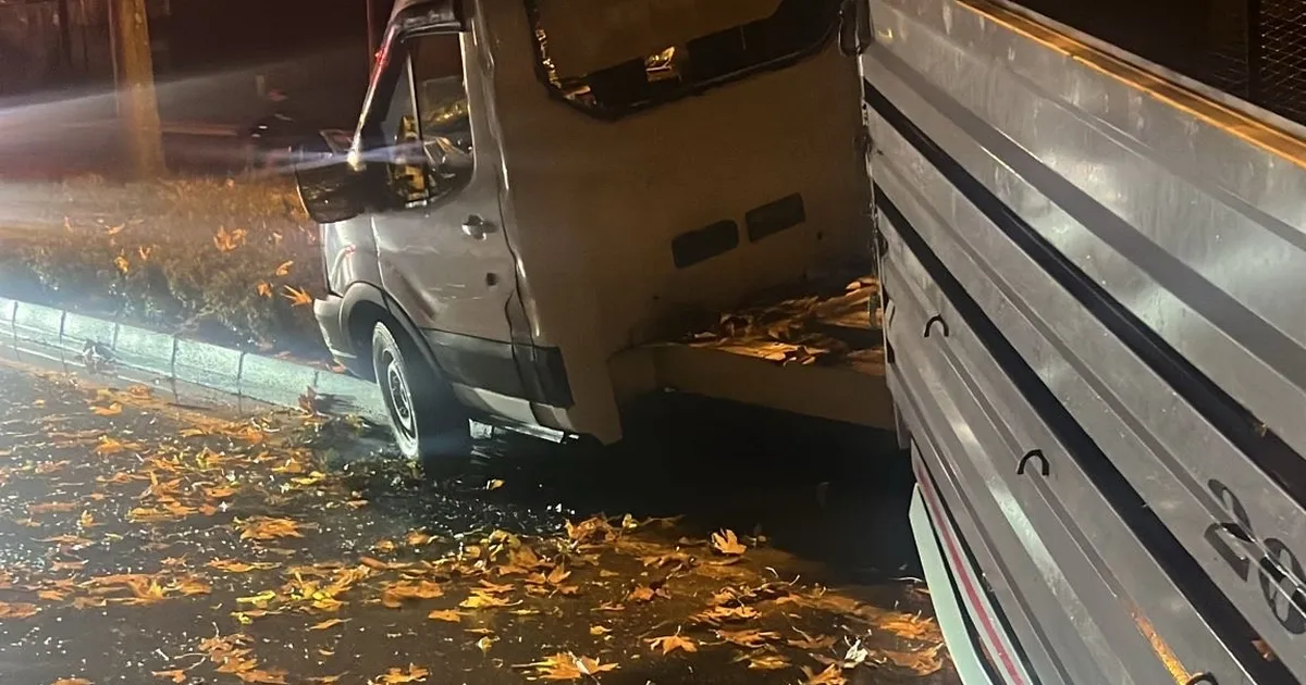 Düzce Konuralp’te lastiği patlayan kamyonet refüje çarptı