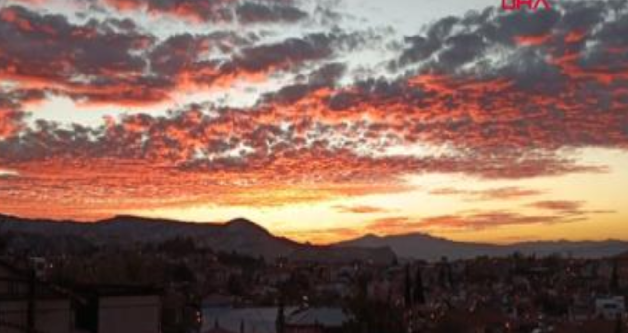 Gökyüzünde kızıl şölen