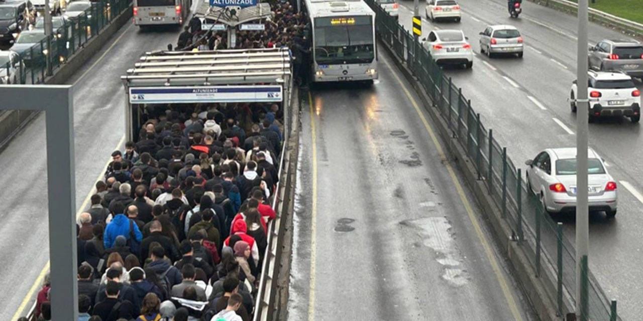 Metrobüs hattında yoğunluk: İETT’den açıklama geldi