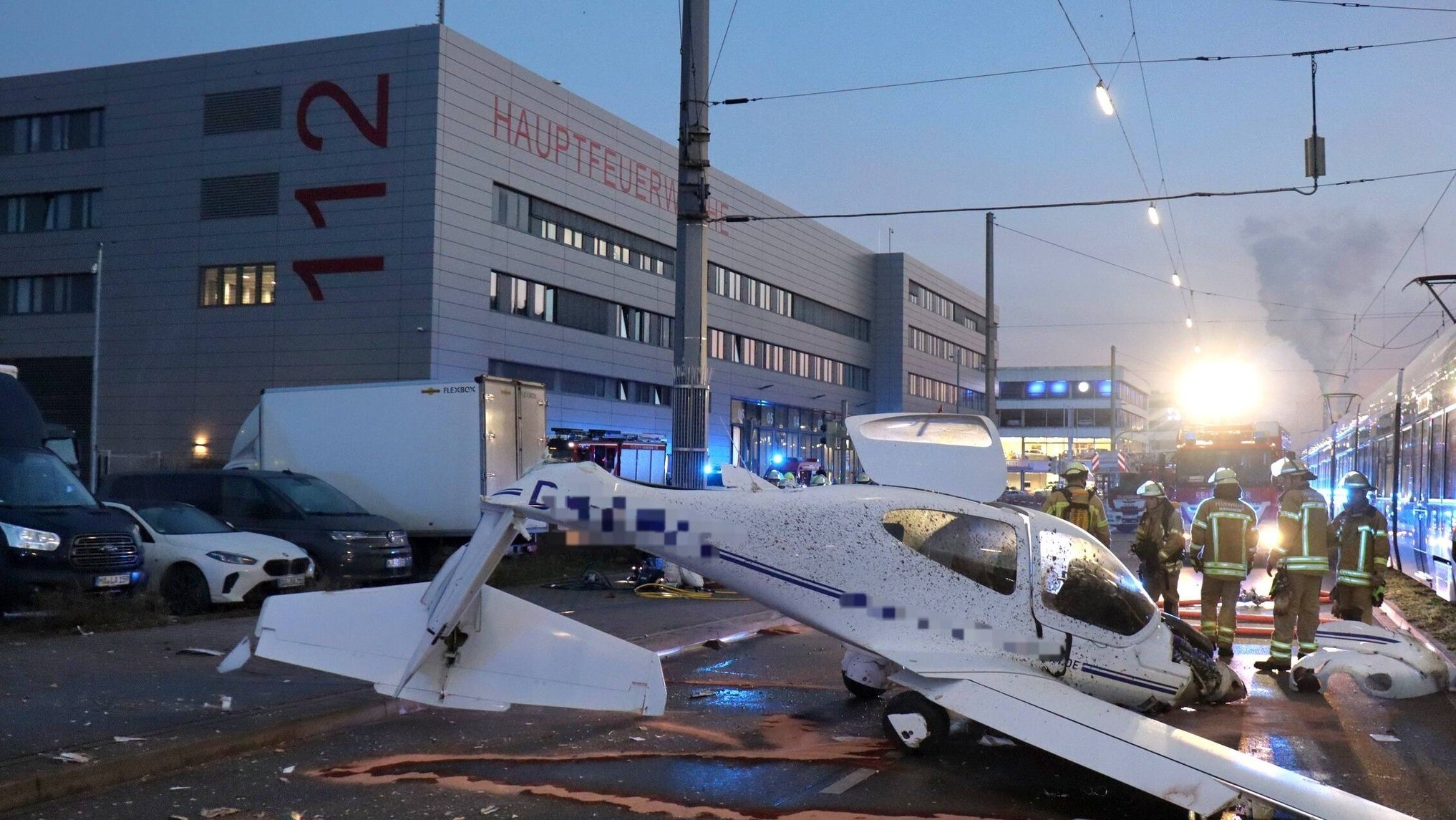 Almanya’da caddeye acil iniş yapan küçük uçak trafik levhasına çarptı