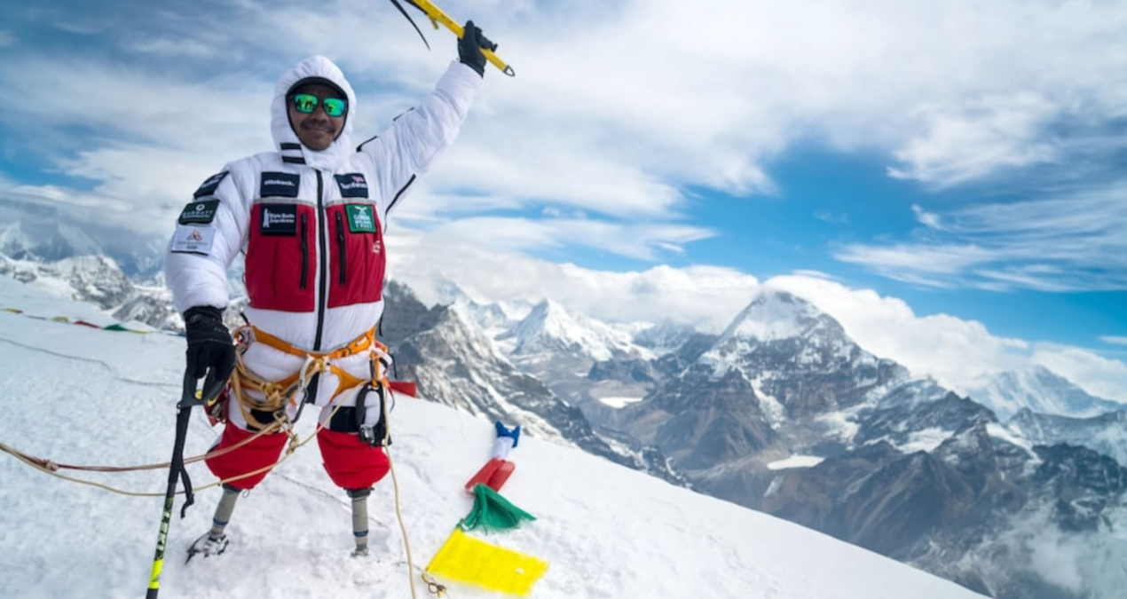 Bacakları olmadan Everest dağının tepesine çıktı