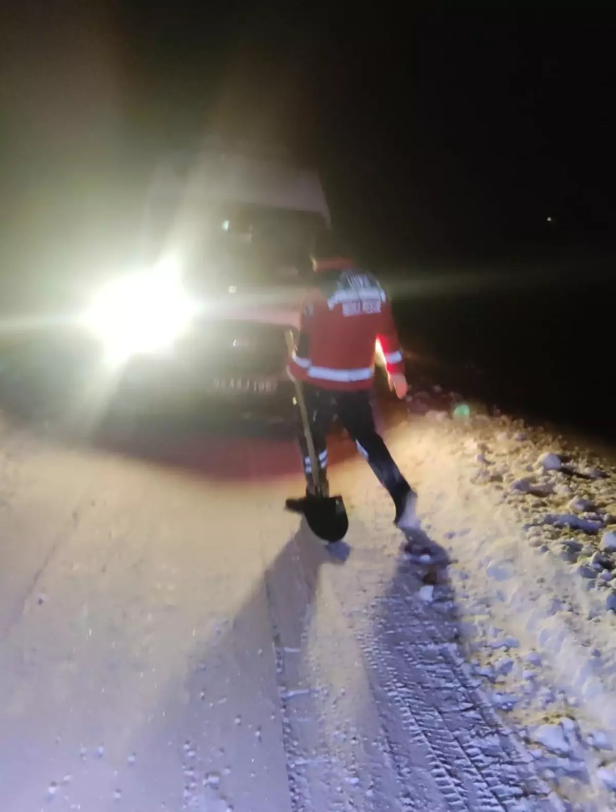 Karla Kapalı Yollarda Rahatsızlanan Hastalar Kurtarıldı