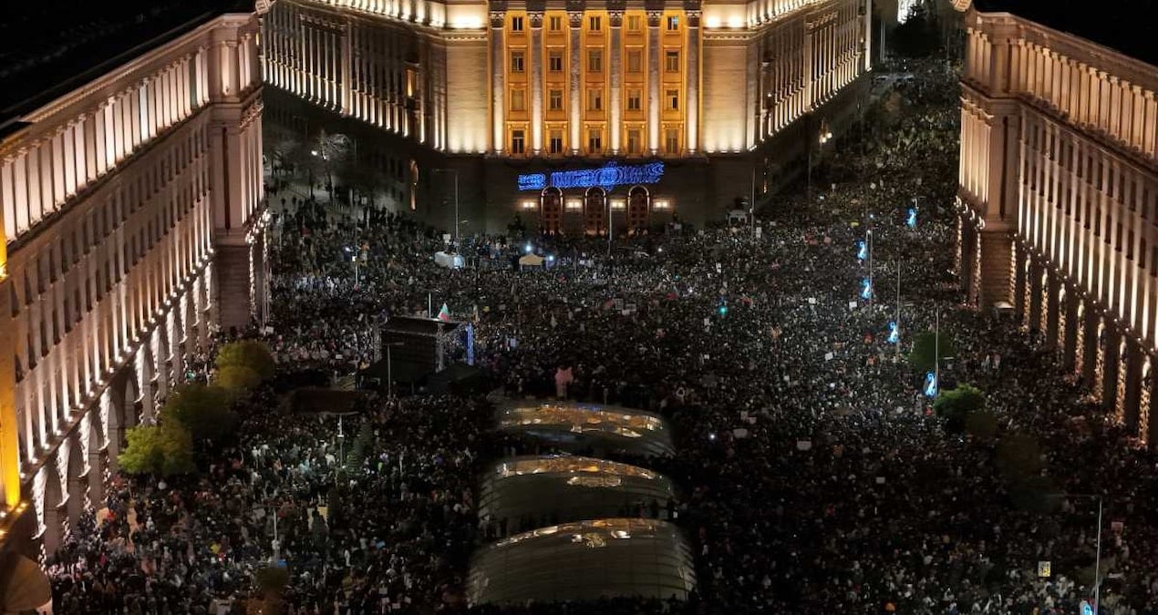 Komşuda onbinler sokağa çıktı, ‘hükümet istifa’ sloganları attı