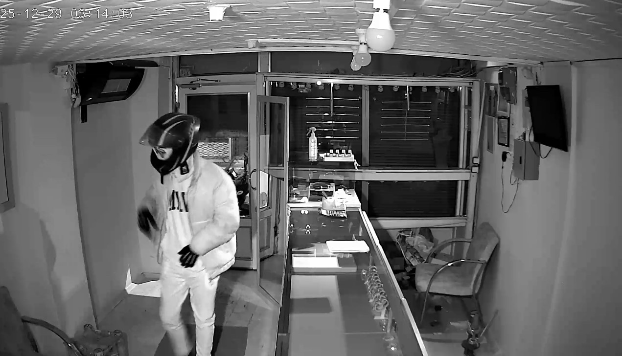 Kuyumcudan çaldıkları altınlarla lüks araba aldılar