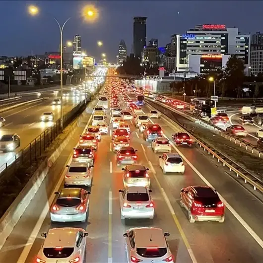 İstanbul’da trafik felci: Akşam saatlerinde yoğunluk yüzde 85’i gördü!