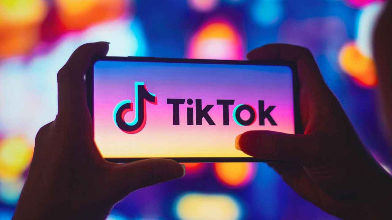 TikTok’ta “Epstein” kelimesi engellendiği İddiaları tartışma yarattı