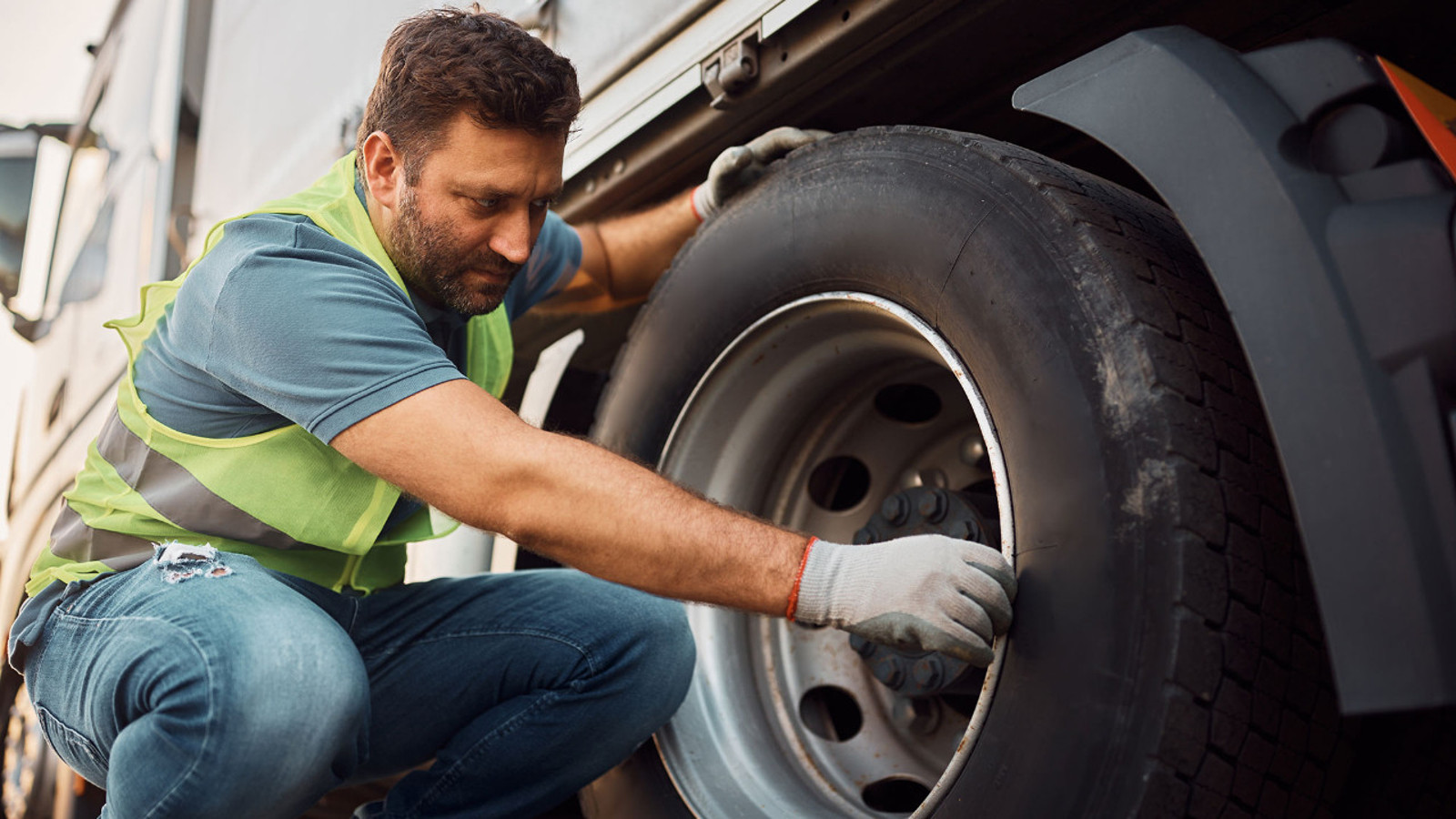 Tırlardaki devasa tek tekerleklerin sırrı: Neden çift lastikten vazgeçiliyor?