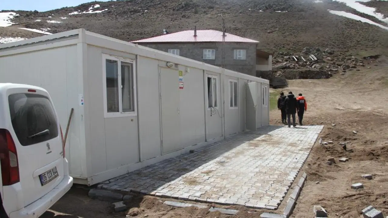 Ağrı’da Deprem Sonrası Konteyner Yardımları Başladı