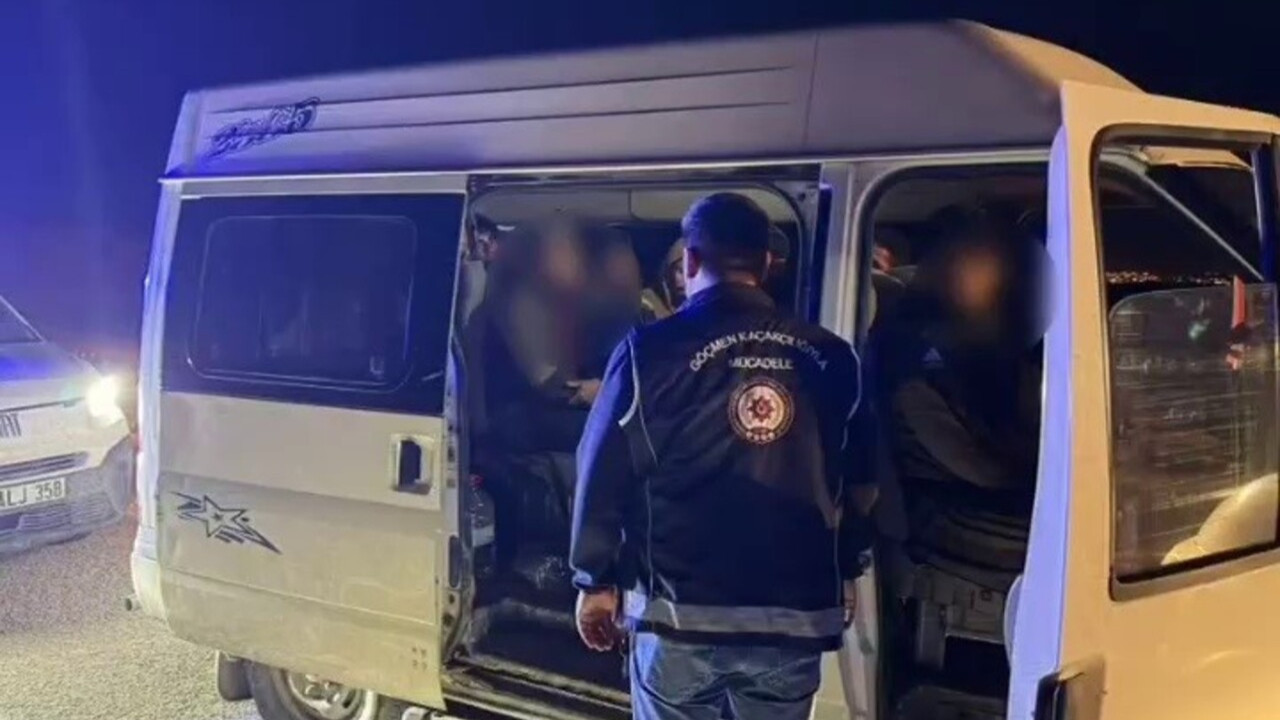 Antakya’da Minibüste 14 Kaçak Göçmen Ele Geçirildi: Organizatöre 124 Bin TL Ceza