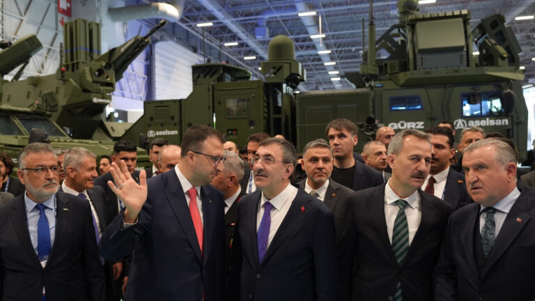 bakan-bolattan-saha-2026-mesaji-turkiye-artik-savunma-devi-4d49855p