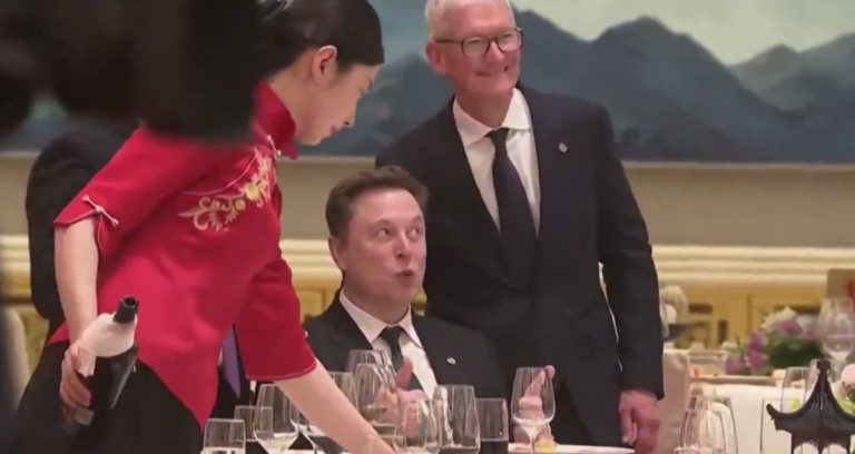 herkes-trumpi-bekliyordu-simarik-tacini-bu-kez-musk-aldi-fiOh3IkD