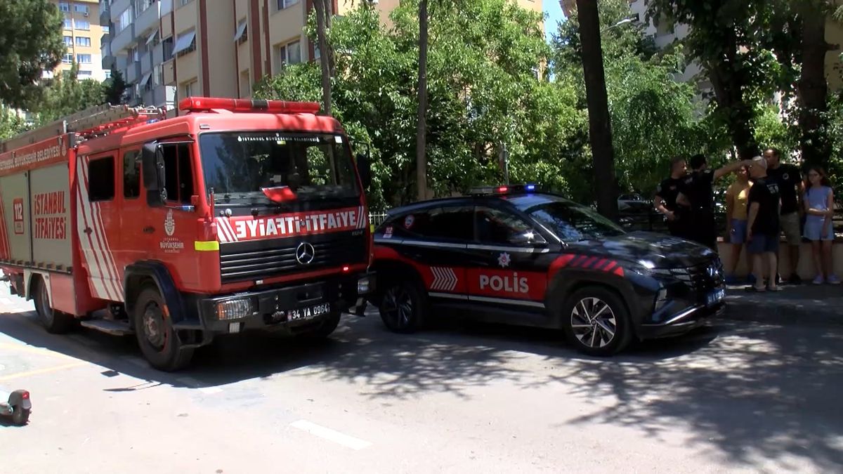 Kadıköy’de Ağaç Dalı Araca Düştü