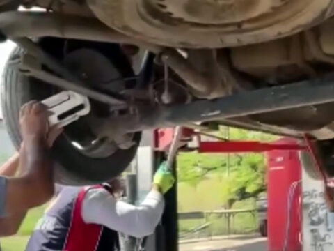 Ne yaptıysalar çıkmadı! Çaresiz kalan sürücü yılan giren aracı tamirhaneye götürdü