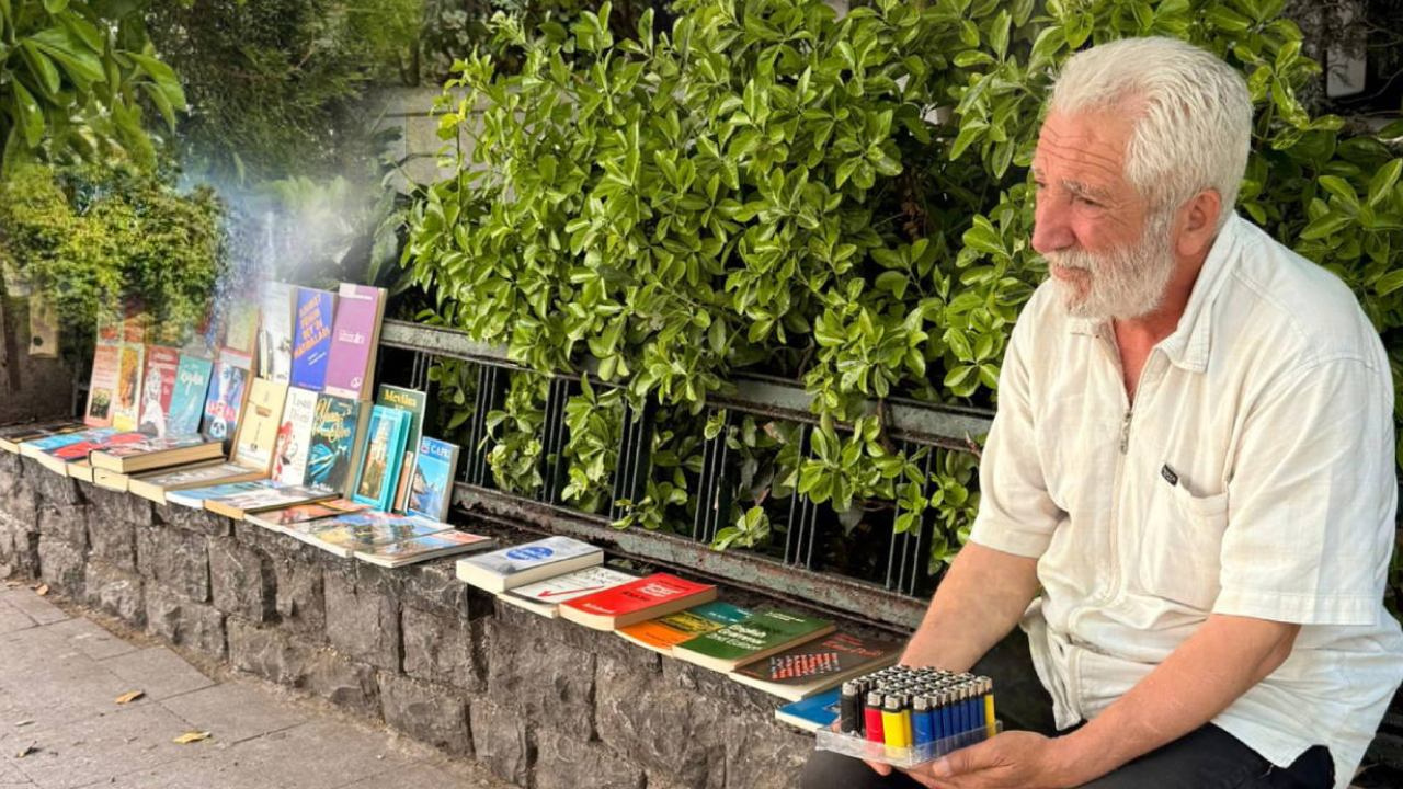 Oğlu hasta, kendisi hasta: 61 yaşındaki emekli geçim için kitap satıyor: ‘AKP bize akıl versin bari!’