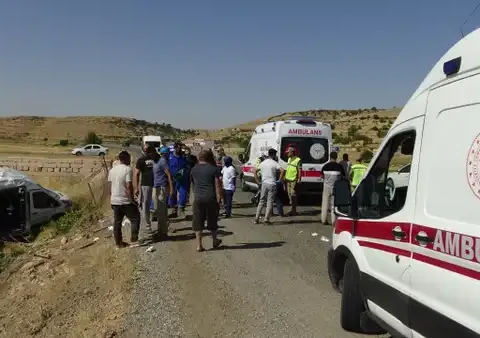 Batmanda minibus ile otomobil carpisti cok sayida yarali var rSiODQSy